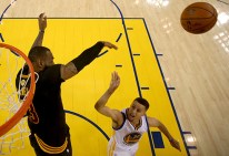 Lebron James blocks Stephen Curry