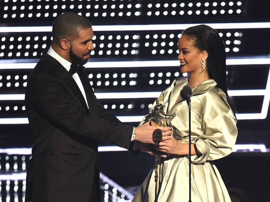 Drake professes his love for Rihanna while presenting her with the Video Vanguard Award.