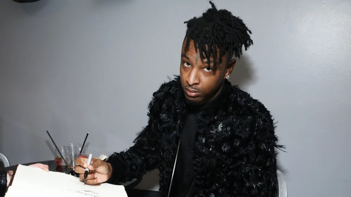 21 Savage Gives Fan Permission To Middle Finger Twitch DMCA Rules