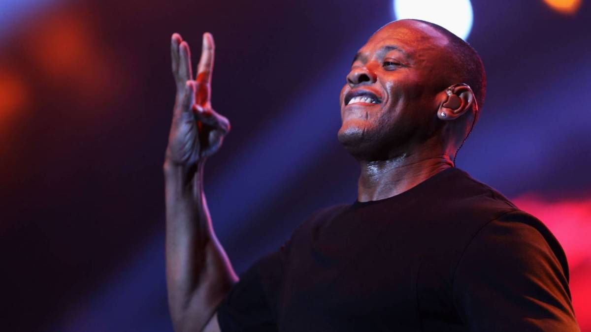 Dr. Dre Takes A Knee With Colin Kaepernick