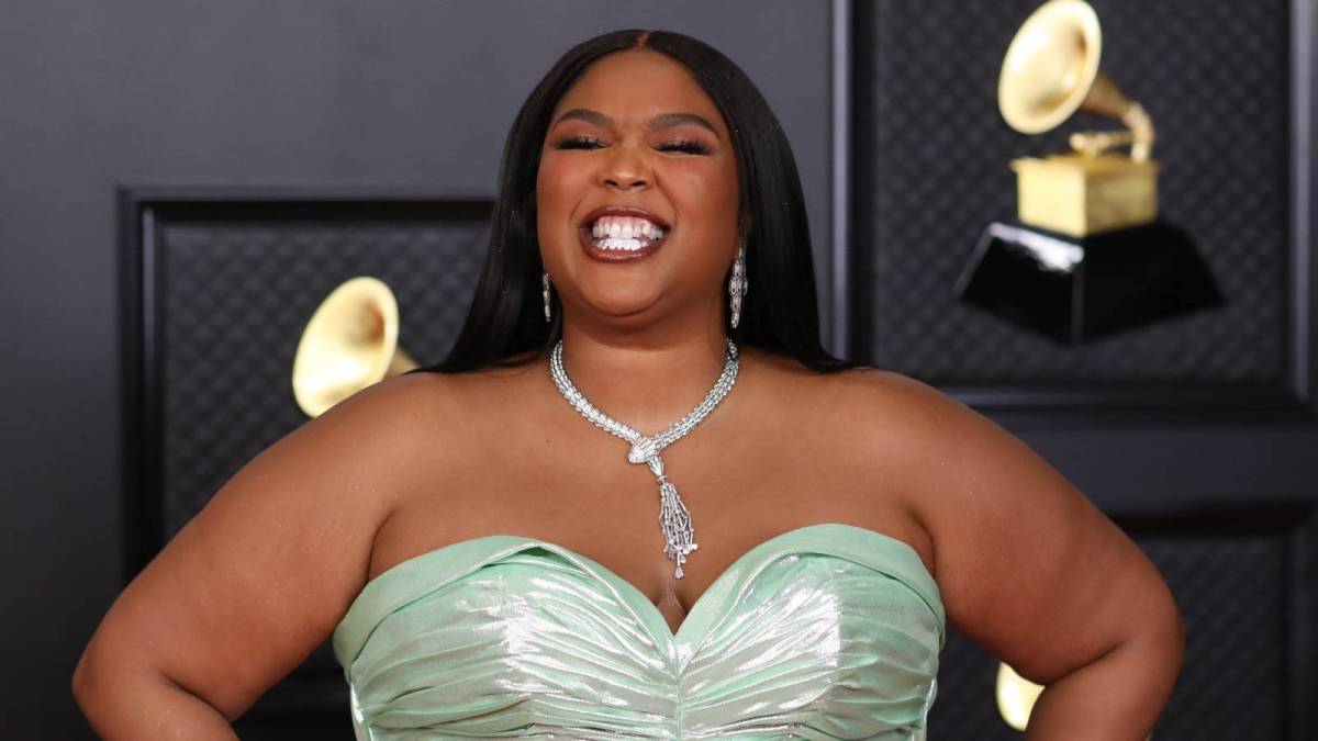 Lizzo Declares It’s ‘Big Grrrl Summer’ In Ashanti Swimwear String Bikini