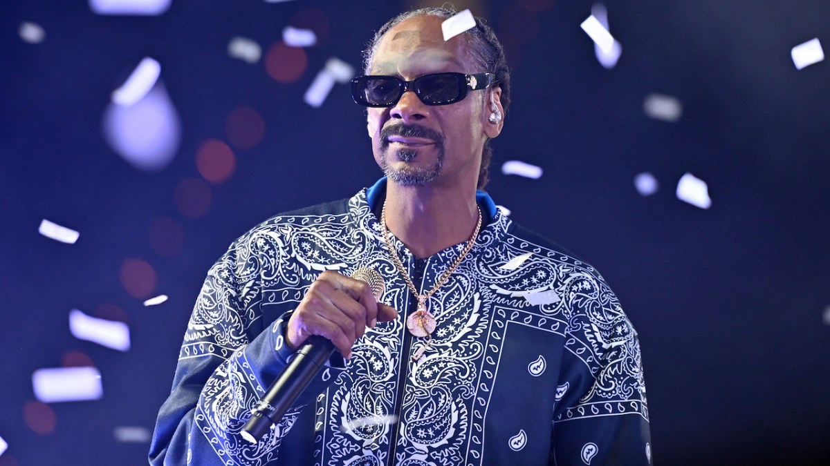 Snoop Dogg Links With Los Angeles Rams Cheerleaders For Thanksgiving Dinner Drive