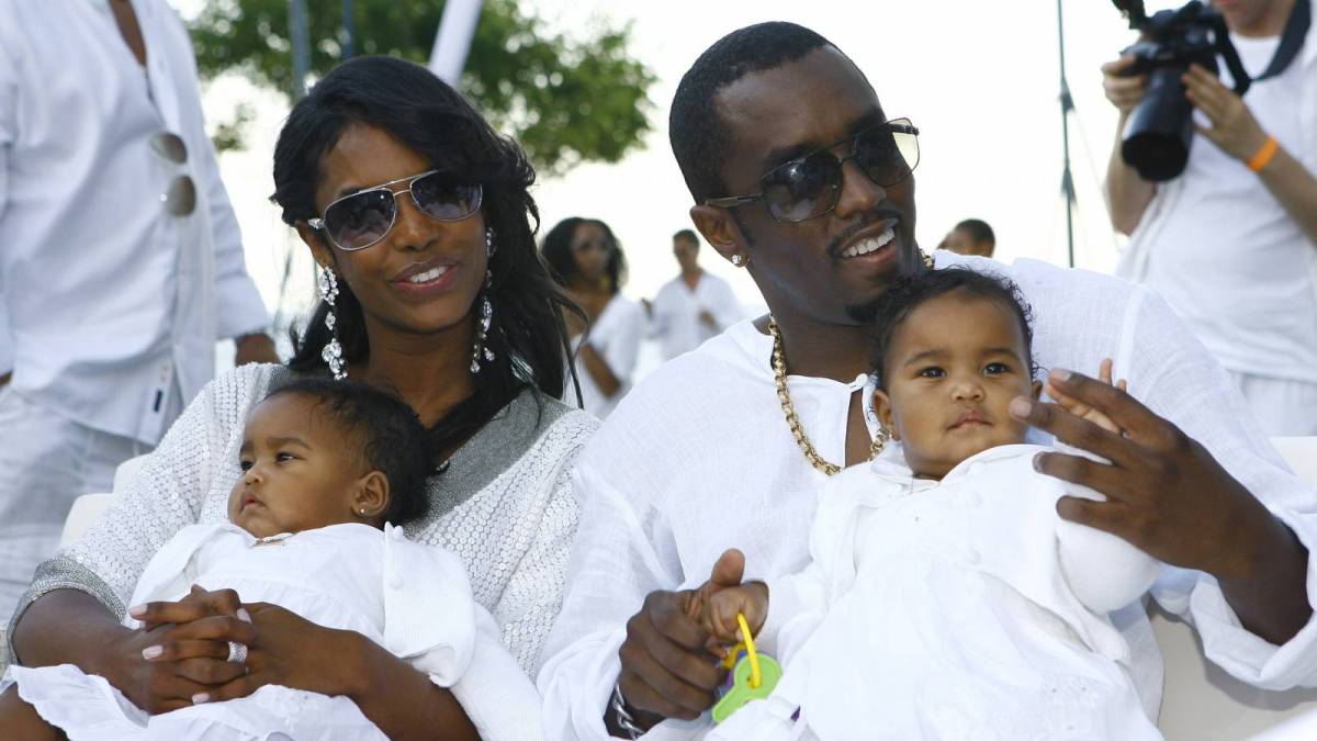 Diddy Recreates 1997 Biggie Tribute Moment With 'I'll Be Missing You' Performance Dedicated To Kim Porter