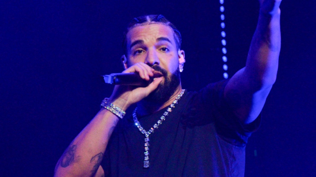 Drake Urges Spotify To Pay Artists 'Bonuses'