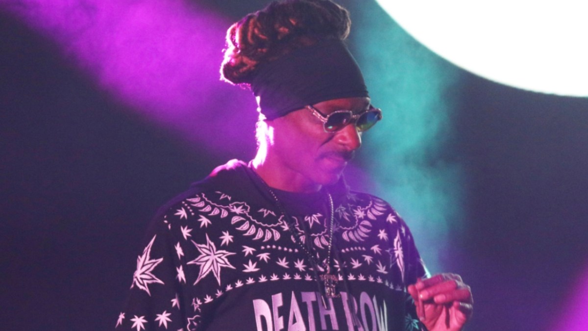 Snoop Dogg Busts Some Moves As He’s Serenaded By Bagpipes In Scotland