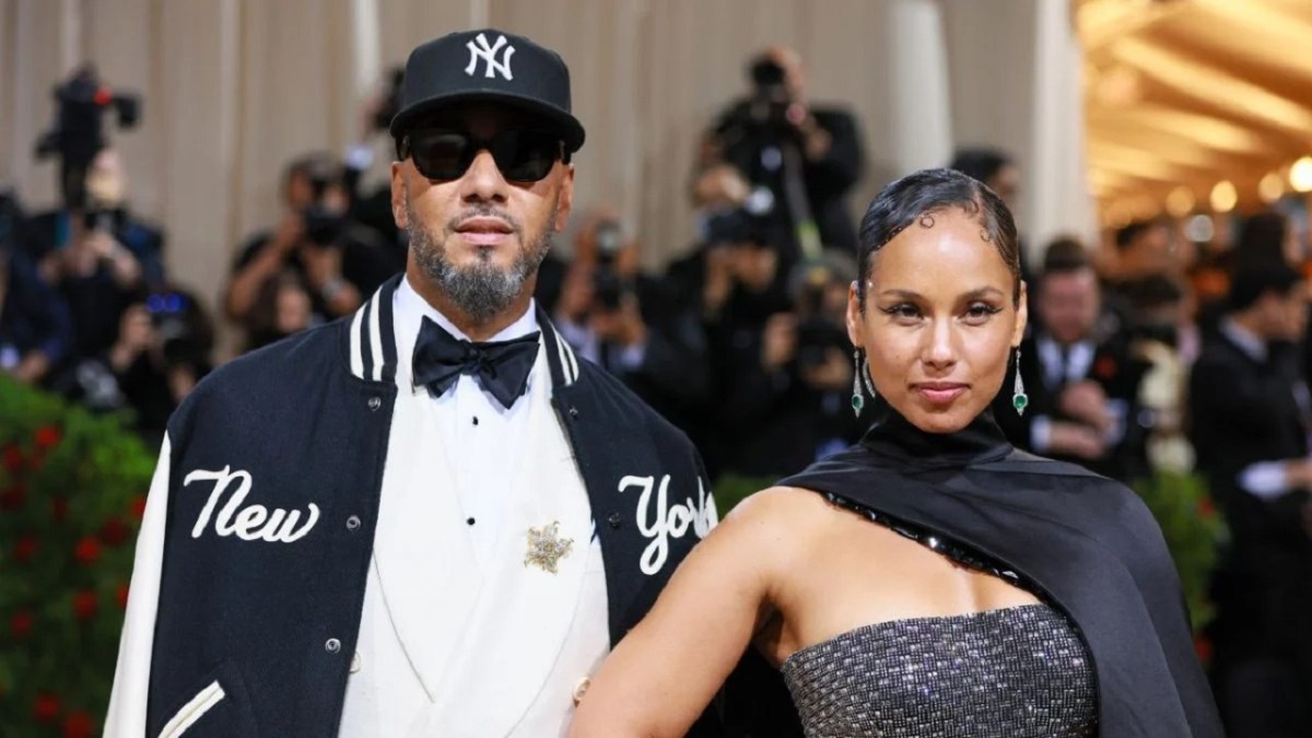 Alicia Keys & Swizz Beatz Pack On PDA On Vacation In Latin America