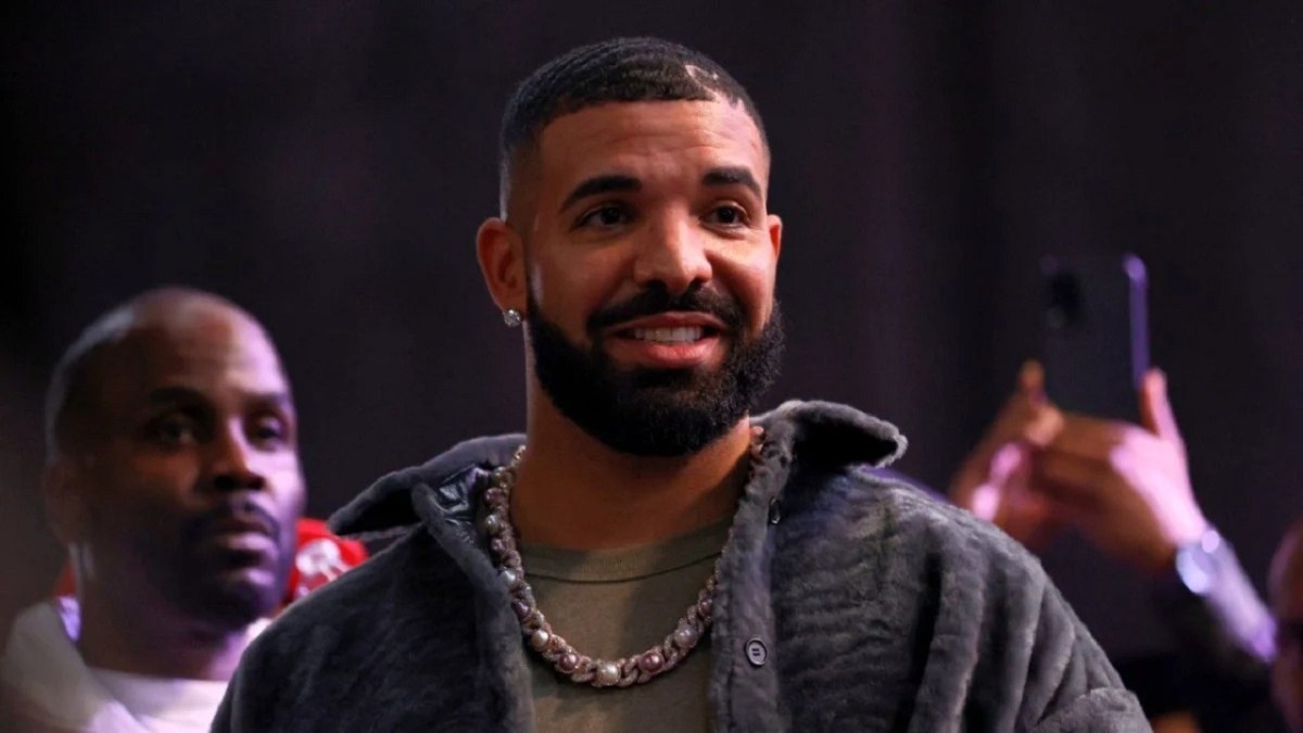 Drake Pokes Fun At Fan For Throwing Purse On Stage: ‘You Don’t Got A Life?’