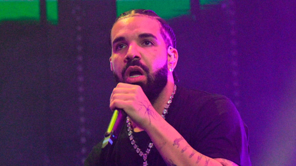 Drake Shocked By Huge Bra Thrown On Stage: 'This Can't Be Real'