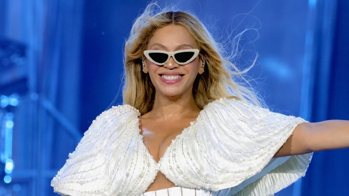 Beyoncé Fan Gets Smacked For Hollering During 'Mute Challenge' At Concert