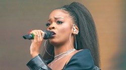 Ari Lennox Goes On Explosive Rant After Fan Throws Bottle At Her During Show