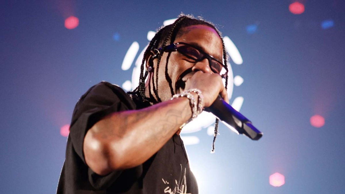 Travis Scott Diffuses Argument Between Couple, Makes Them Hug It Out During Show