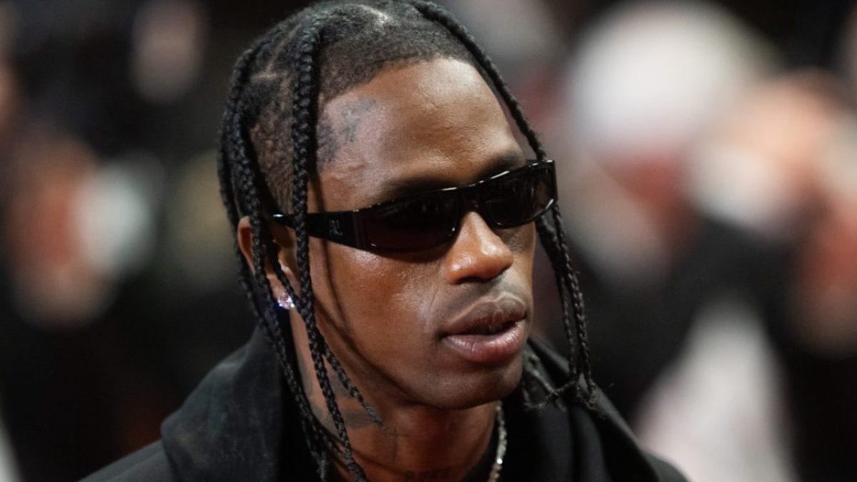 Travis Scott Hijacks Red Carpet Interview & Proceeds To Interview Himself