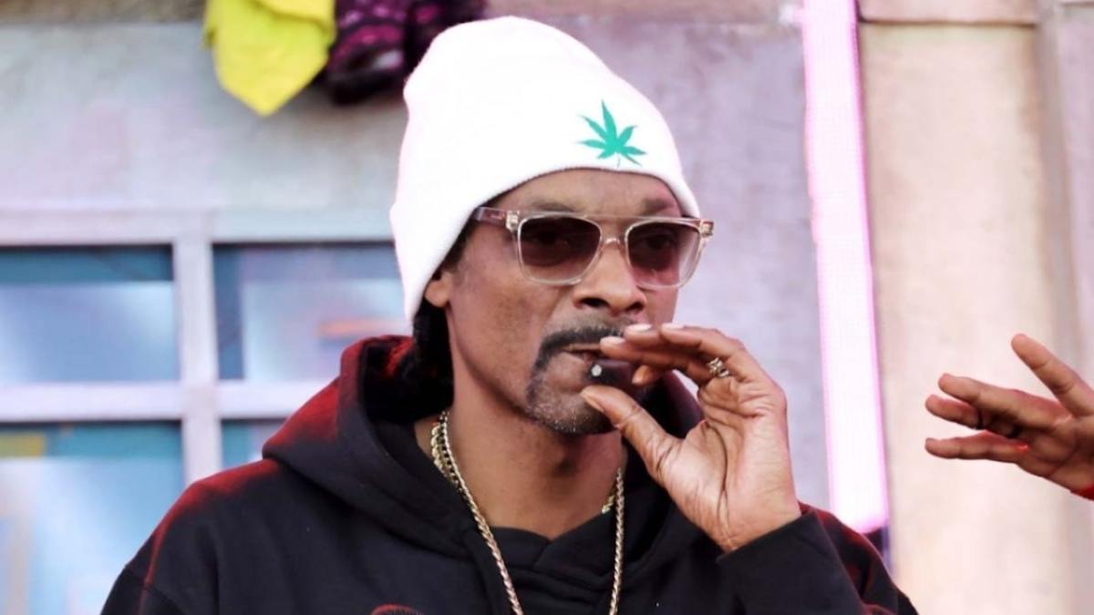 Snoop Dogg Literally Smokes Himself With Insane Joint Modeled After Rap Legend