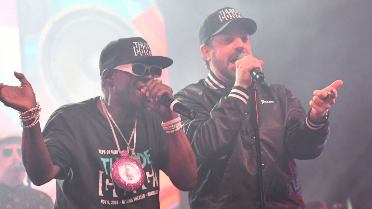 Flavor Flav Joins Jason Sudeikis To Perform 'Bring The Noise'