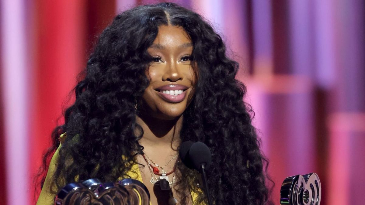 SZA's 'SOS' Shoots Back To No. 1 On Billboard 200 Thanks To 'Lana' Deluxe Album