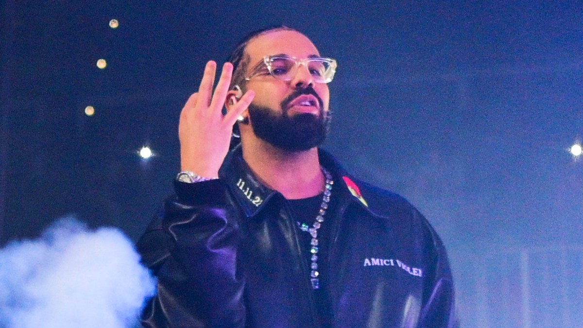 Drake Flaunts Duck Lips & Nail Polish In New Studio Pics: ‘I Thought This Through’