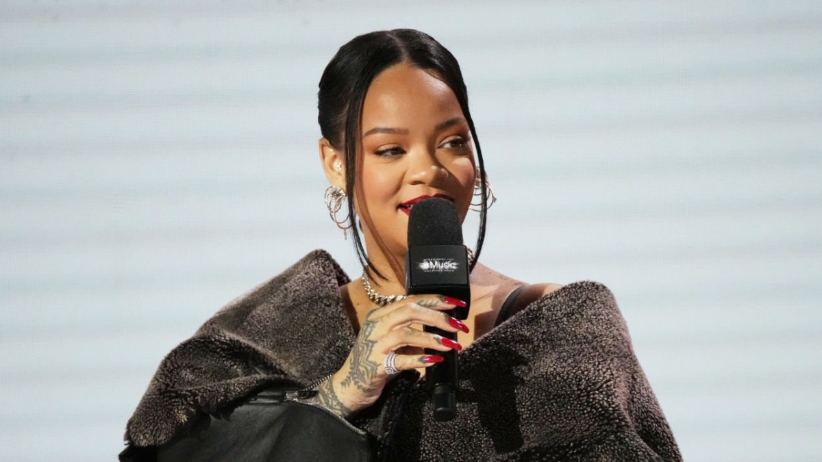 Rihanna addressing fans