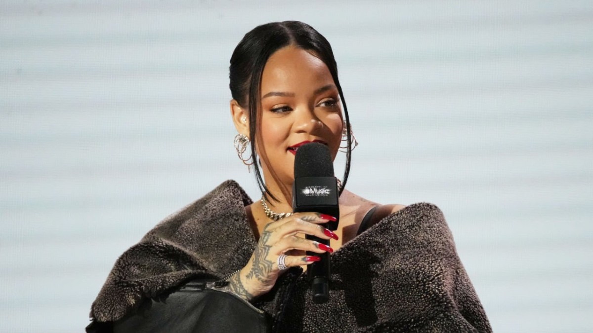 Rihanna To Make Music Comeback For New 'Smurfs' Movie